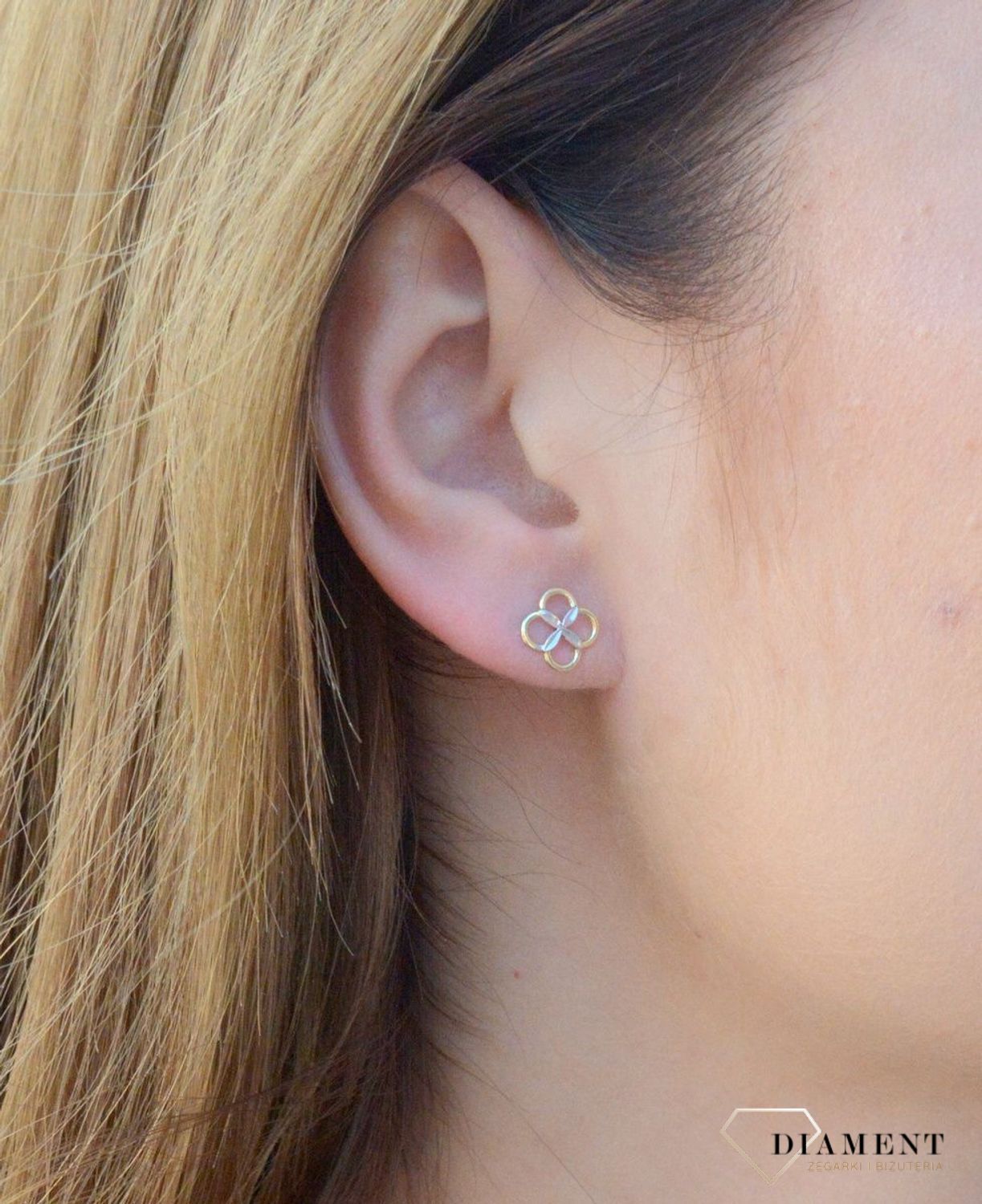 Złote kolczyki kwiatki próba 333 wkrętki KL 5699 333. Połączenie białego i żółtego złota pięknie wyróżni się na uchu. Kolczyki urzekają delikatną i prostą formą, Na prezent..jpg